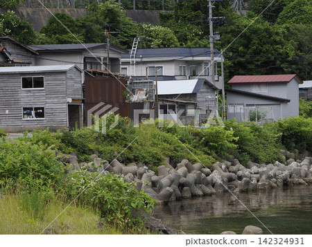 漁村風光、防波堤和一座廢棄的小屋。 漁村風光、防波堤和一座廢棄的小屋。 142324931