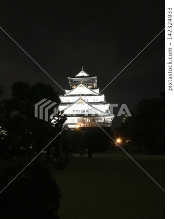 夜晚燈火通明的城堡 夜晚燈火通明的城堡 142324933