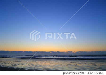 Sunrise seen from the coast Sunrise seen from the coast 142325366