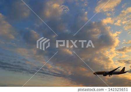雲彩被早晨的陽光染成彩色 142325651