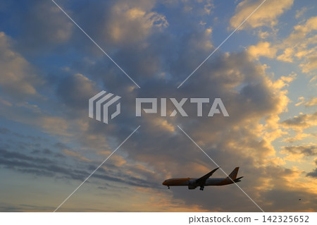 雲彩被早晨的陽光染成彩色 雲彩被早晨的陽光染成彩色 142325652