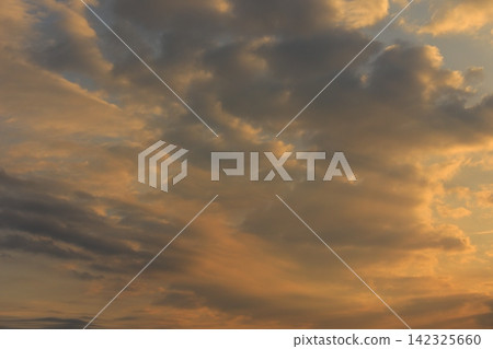 雲彩被早晨的陽光染成彩色 雲彩被早晨的陽光染成彩色 142325660