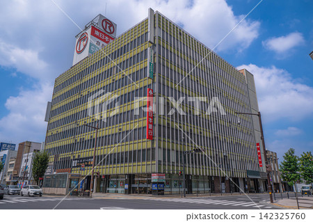 Exterior view of the Central Building and the intersection with National Route 50 [Izumi-cho, Mito City, Ibaraki Prefecture] 142325760