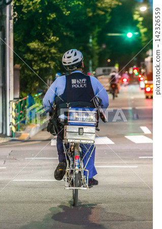 警員騎自行車趕往現場 警員騎自行車趕往現場 142326559