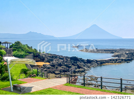 A spectacular view of Mt. Kaimon and the coastline from Banshohana Nature Park. A spectacular view of Mt. Kaimon and the coastline from Banshohana Nature Park. 142326771