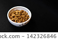 盛在碗裡的貓糧 142326846