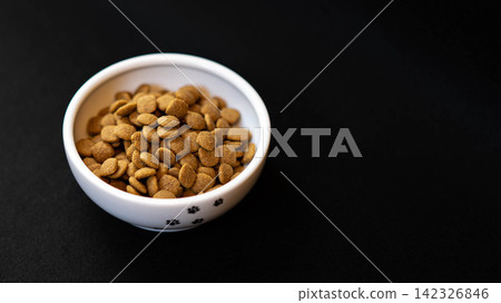 盛在碗裡的貓糧 142326846