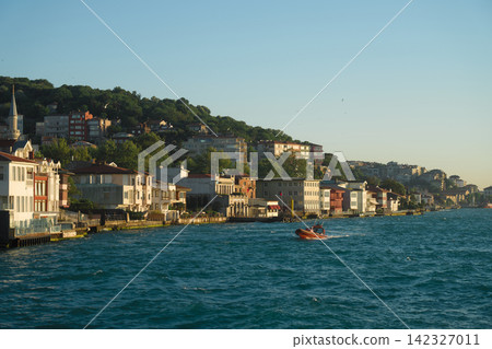 在土耳其伊斯坦布爾,博斯普魯斯海峽兩岸林立著豪宅和小船。 在土耳其伊斯坦布爾,博斯普魯斯海峽兩岸林立著豪宅和小船。 142327011