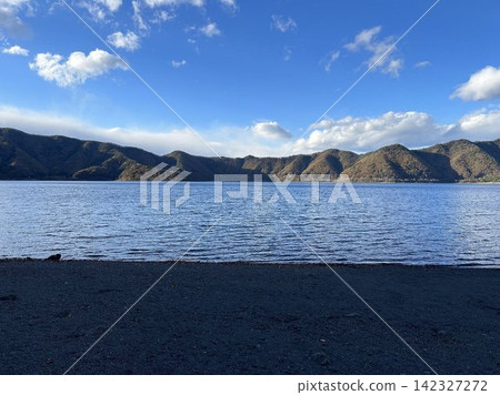 在秋高氣爽的日子裡,本棲湖的湖面波光粼粼,對岸群山環繞。 在秋高氣爽的日子裡,本棲湖的湖面波光粼粼,對岸群山環繞。 142327272