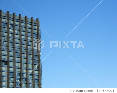 High-rise buildings in Nishi-Shinjuku against the backdrop of an autumn blue sky High-rise buildings in Nishi-Shinjuku against the backdrop of an autumn blue sky 142327903