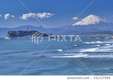 從稻村崎眺望湘南海岸,可以看到白雪皚皚的富士山、綠樹成蔭的江之島和蔚藍的大海。 從稻村崎眺望湘南海岸,可以看到白雪皚皚的富士山、綠樹成蔭的江之島和蔚藍的大海。 142327994