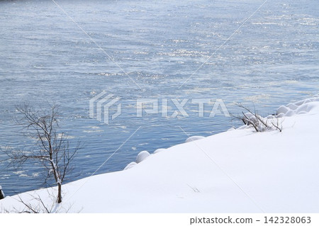 Shinano river winter scenery Shinano river winter scenery 142328063