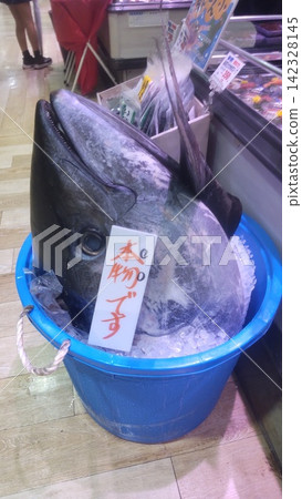 魚市裡一個巨大的鮪魚頭 魚市裡一個巨大的鮪魚頭 142328145