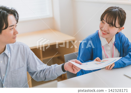 一段令人心跳加速的辦公室戀情場景,一對男女在辦公桌前互相傳遞文件。 一段令人心跳加速的辦公室戀情場景,一對男女在辦公桌前互相傳遞文件。 142328171