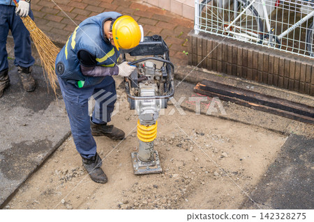瀝青鋪路前的路基準備:夯實機、碎石、整平、鋪面、壓實、竹掃帚。 瀝青鋪路前的路基準備:夯實機、碎石、整平、鋪面、壓實、竹掃帚。 142328275