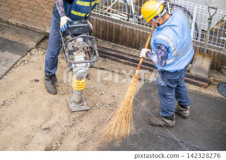 瀝青鋪路前的路基準備:夯實機、碎石、整平、鋪面、壓實、竹掃帚。 瀝青鋪路前的路基準備:夯實機、碎石、整平、鋪面、壓實、竹掃帚。 142328276