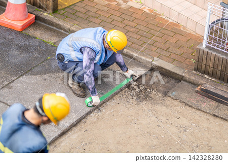 瀝青鋪設、路面維修、接合處理、道路施工前的遮蔽。 瀝青鋪設、路面維修、接合處理、道路施工前的遮蔽。 142328280