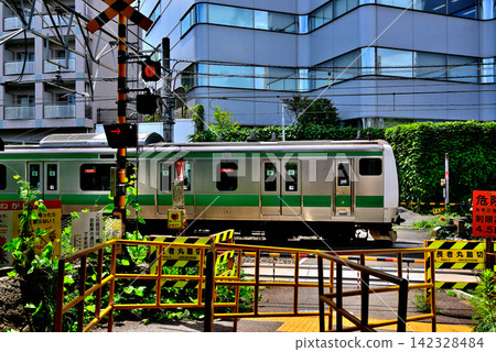 Chojamaru Crossing: One of the few JR East level crossings in Tokyo. 142328484