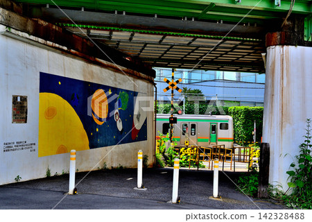 Chojamaru Crossing: One of the few JR East level crossings in Tokyo. Chojamaru Crossing: One of the few JR East level crossings in Tokyo. 142328488