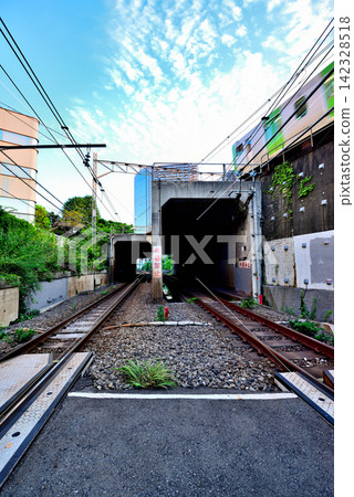 Chojamaru Crossing: One of the few JR East level crossings in Tokyo. Chojamaru Crossing: One of the few JR East level crossings in Tokyo. 142328518