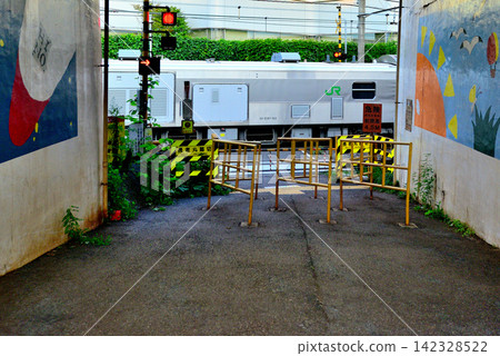 Chojamaru Crossing: One of the few JR East level crossings in Tokyo. Chojamaru Crossing: One of the few JR East level crossings in Tokyo. 142328522