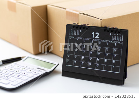 硬紙板和一本十二月日曆 142328533