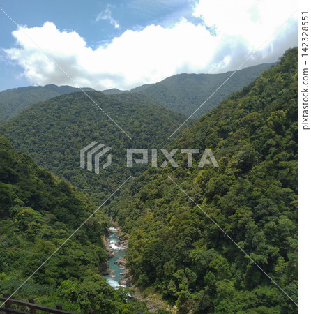 台灣烏來,清澈的溪流蜿蜒流經山林,景色優美。 台灣烏來,清澈的溪流蜿蜒流經山林,景色優美。 142328551