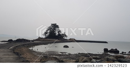 island on the sea island on the sea 142329523