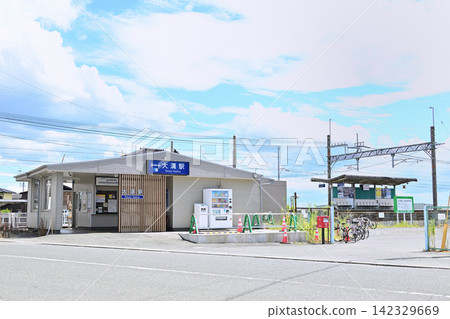 The Omizo Station building of the Nishitetsu Tenjin-Omuta Line stands quietly under the blue sky. The Omizo Station building of the Nishitetsu Tenjin-Omuta Line stands quietly under the blue sky. 142329669