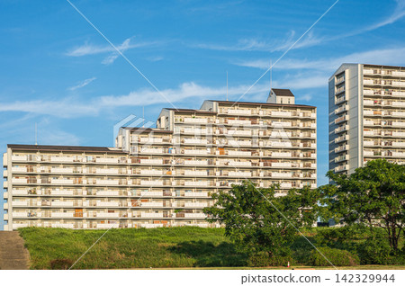 大阪府守口市,堤防上的公寓大樓 大阪府守口市,堤防上的公寓大樓 142329944