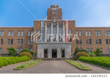 Front entrance and exterior of the Ibaraki Prefectural San-no-maru Government Building [San-no-maru, Mito City, Ibaraki Prefecture] 142330121