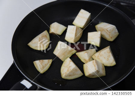 How to cook eggplant in a frying pan How to cook eggplant in a frying pan 142330505