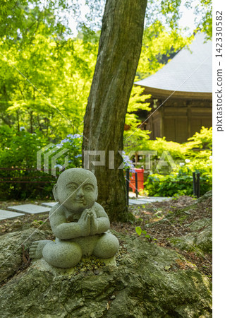A Jizo statue sitting in the grounds of Fumonji Temple in Kumotani-cho, Toyohashi City, Aichi Prefecture, Japan. 142330582