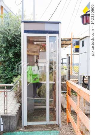 A public telephone booth in front of Kawai-Nishi Station on the Kakogawa Line (Ono City, Hyogo Prefecture) A public telephone booth in front of Kawai-Nishi Station on the Kakogawa Line (Ono City, Hyogo Prefecture) 142330606