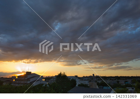 Sunset sky spreading across a residential area; Sunset sky in a residential area; Sunset in a residential area; Apartment building; Public housing; Lighting; Public housing Sunset sky spreading across a residential area; Sunset sky in a residential area; Sunset in a residential area; Apartment building; Public housing; Lighting; Public housing 142331069