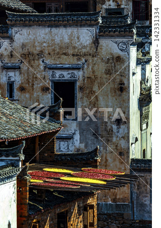 Traditional autumn harvest drying scenery of Huizhou architecture, Wuyuan Jiangxi China Traditional autumn harvest drying scenery of Huizhou architecture, Wuyuan Jiangxi China 142331334