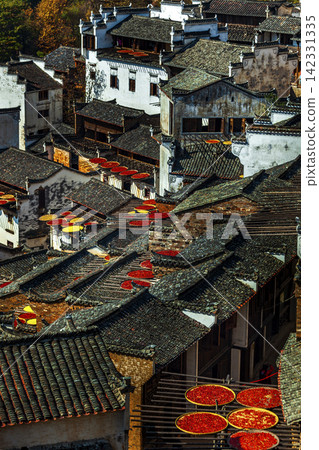 Traditional autumn harvest drying scenery of Huizhou architecture, Wuyuan Jiangxi China Traditional autumn harvest drying scenery of Huizhou architecture, Wuyuan Jiangxi China 142331335