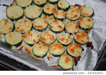 如何製作起司烤西葫蘆 142332051