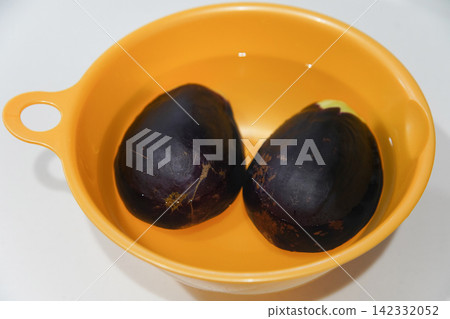 如何將切好的圓茄子浸入水中 如何將切好的圓茄子浸入水中 142332052