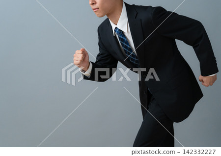 灰色背景上的年輕商人 142332227