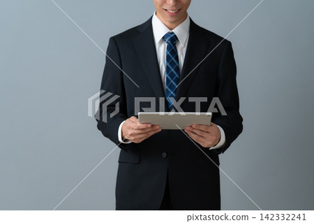 灰色背景上的年輕商人 142332241