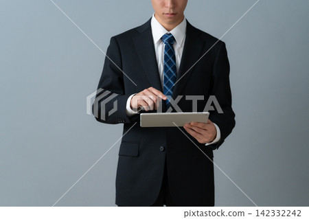 灰色背景上的年輕商人 142332242