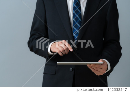 灰色背景上的年輕商人 142332247