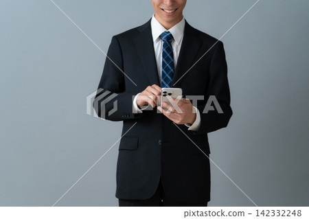 灰色背景上的年輕商人 142332248