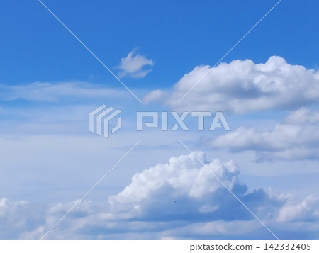 藍天和白色雲彩 藍天和白色雲彩 142332405