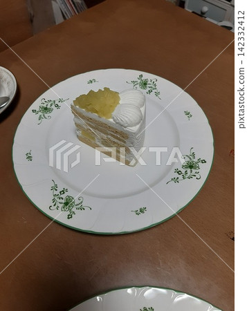 一塊漂亮的盤子裡盛著一塊蜜瓜酥餅。 一塊漂亮的盤子裡盛著一塊蜜瓜酥餅。 142332412
