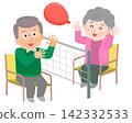 一對老年夫婦在玩氣球排球(插圖) 一對老年夫婦在玩氣球排球(插圖) 142332533