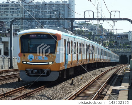 小田急電鐵5000系列車組5055號「茂陵」在四線軌道區段上運行(攝於梅丘站) 小田急電鐵5000系列車組5055號「茂陵」在四線軌道區段上運行(攝於梅丘站) 142332535