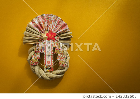新年快樂!金色背景上的注連繩(神聖的繩索)新年裝飾。 新年快樂!金色背景上的注連繩(神聖的繩索)新年裝飾。 142332605