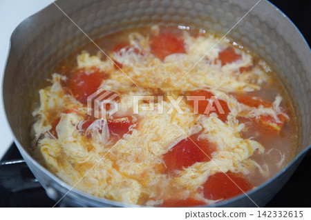 Making Chinese tomato and egg soup Making Chinese tomato and egg soup 142332615